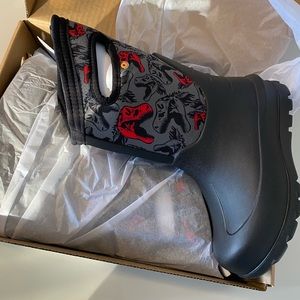 Brand new BOGS kid winter boots
